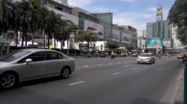 Bangkok, Tayland - 25 Aralık 2017: Şehir alanı ön orta dünya. Araba trafik