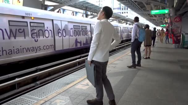 Människor vänta på Bts Skytrain i Bangkok city, The Bts Skytrain är det snabbaste sättet för transport i Bangkok. — Stockvideo