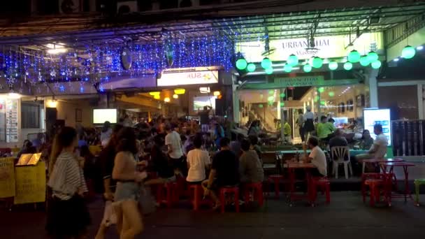 BANGKOK, TAILÂNDIA - 22 de dezembro de 2017: Estrada Khaosan à noite. As pessoas estão andando . — Vídeo de Stock