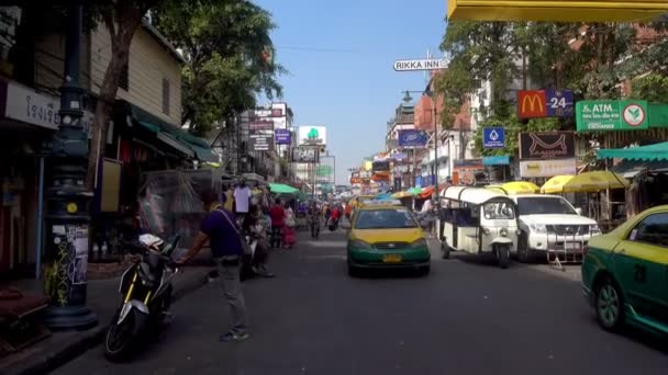 Bangkok, Thailand - 23. Dezember 2017: Rucksackreisende und Touristen gehen auf der Khao-san-Straße in Bangkok, Thailand. khao san road ist ein berühmtes low-budget hotel und guesthouse gebiet in bangkok — Stockvideo