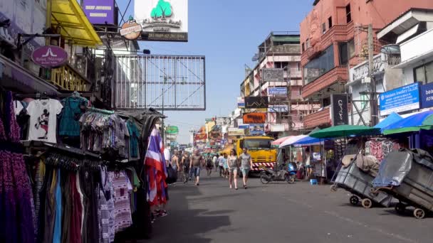 Bangkok, Thailand - 23 December 2017: Backpackers en toeristen lopen op Khao San Road in Bangkok, Thailand. Khao San Road is een beroemde laag budget hotels en pensions in Bangkok — Stockvideo