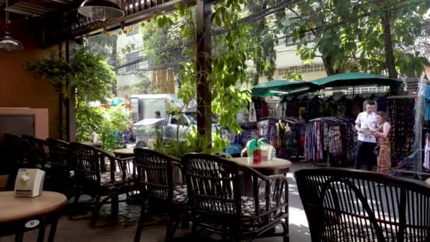 БАНГКОК, Таиланд - 21 декабря 2017 года: Rambuttri дороги в день, популярная улица питания рядом с Хаосан дороги и известный район для обратно упаковщика и бюджетных туристов . — стоковое видео