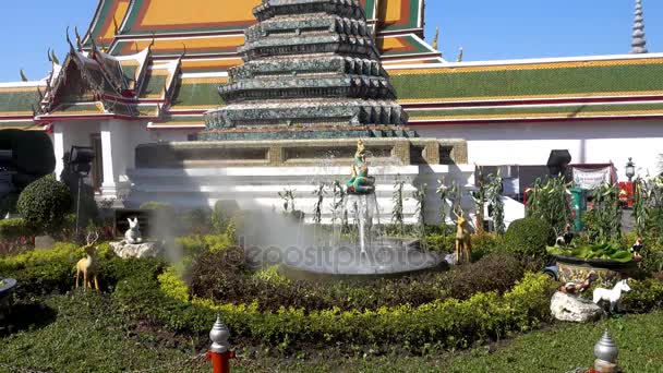 Jardín de la Fuente de Naga en Wat Arun — Vídeo de stock