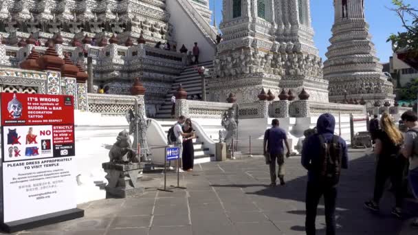バンコク, タイ王国 - 2017 年 12 月 22 日: 正体不明観光ワット ・ アルンラーチャワラーラームは、タイ ・ バンコクの旅 — ストック動画