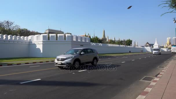 BANGKOK, TAILANDIA - 22 DE SEPTIEMBRE DE 2016: Carretera de tráfico en el Gran Palacio y el Templo Wat Phra Kaew del Buda Esmeralda — Vídeos de Stock