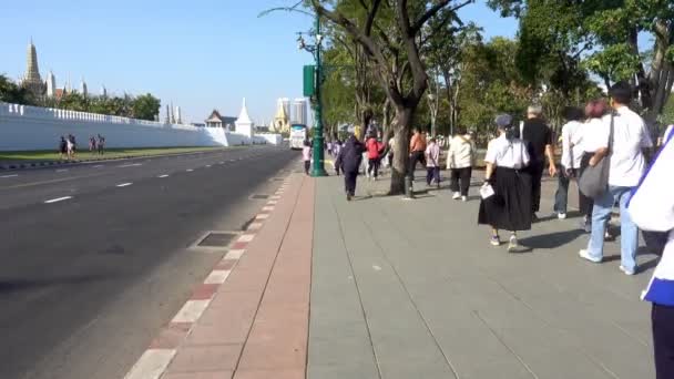 Bangkok, Thajsko - 22. září 2016: Dopravní komunikace na Grand palace a Wat Phra Kaew Chrám smaragdového Buddh — Stock video