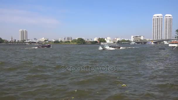 BANGKOK, THAÏLANDE - 22 décembre 2017 : Vue sur la rivière Chao Phraya et la ville . — Video