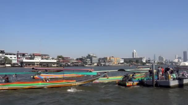 Bangkok, Tajlandia - 22 grudnia 2017: Długi ogon łodzi uruchomiona na rzekę Chao Phraya, atrakcji turystycznych w Tajlandii. — Wideo stockowe