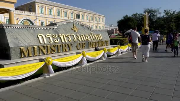 Bangkok, Thajsko - 22. prosince 2017: Pohled na ministerstvu obrany. Nachází se naproti Grand Palace — Stock video