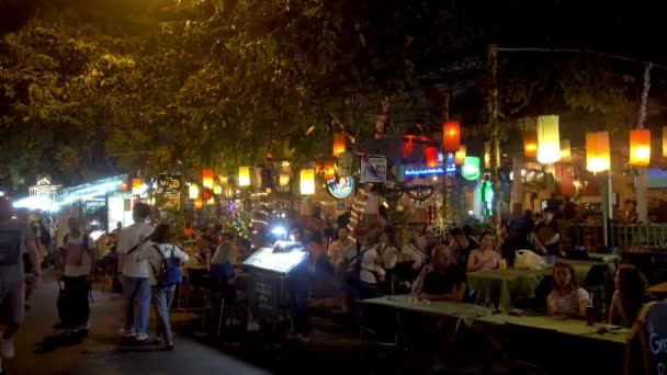 Bangkok, Thajsko - 22 prosinec 2017: Ulice Khaosan v noci. Lidé chodí. — Stock video