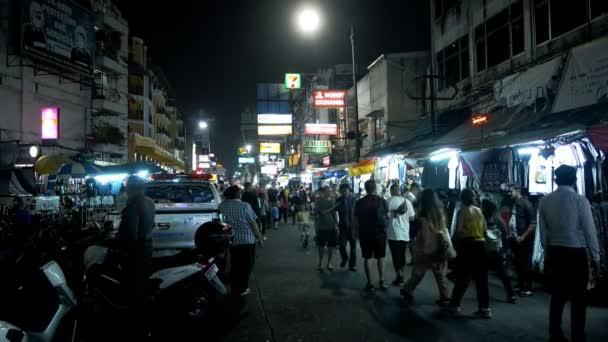 夜のバンコク, タイ王国 - 2017 年 12 月 22 日: カオサン通り。人が歩いています。. — ストック動画