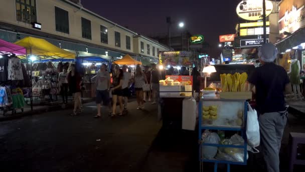 BANGKOK, TAILÂNDIA - 22 de dezembro de 2017: Estrada Khaosan à noite. As pessoas estão andando . — Vídeo de Stock