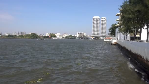 BANGKOK, THAÏLANDE - 22 décembre 2017 : Vue sur la rivière Chao Phraya et la ville . — Video