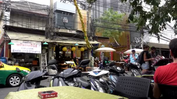 Bangkok, Thailand - 21 December 2017: Rikka weg bij nacht, een populaire voedsel-straat nabij Khaosan road en de beroemde wijk voor terug verpakker en van de begroting toeristen. — Stockvideo