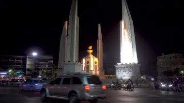 Bangkok, Tayland - 21 Aralık 2017: Bangkok demokrasi Anıtı. Gece görünümü