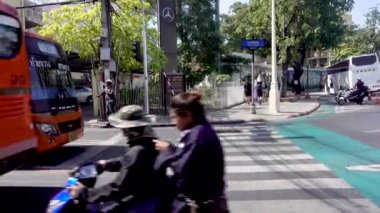 Bangkok, Tayland - 5 Aralık 2017: Bangkok karayolu trafik. Taşıma yolda farklı türleri.