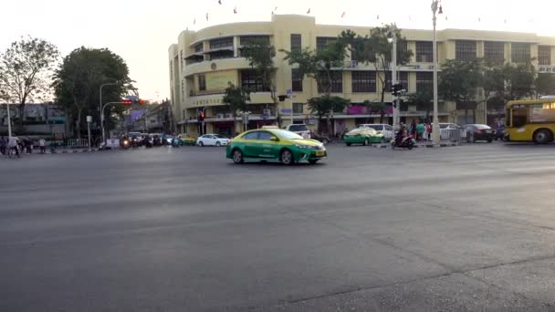 バンコクのバンコク, タイ王国 - 2017 年 12 月 5 日: 道路交通。道路上の交通機関の種類. — ストック動画