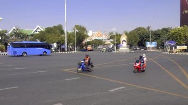Bangkok, Tayland - 5 Aralık 2017: Bangkok karayolu trafik. Taşıma yolda farklı türleri.