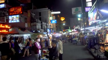 Bangkok, Tayland - 22 Aralık 2017: Khaosan road gece. İnsanlar yürüyor.