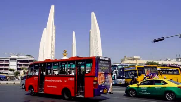 Bangkok, Thajsko - 21 prosince 2017: Památník demokracie v Bangkoku. — Stock video