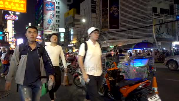 中国町夜点灯している中国の英語標識通りに近く忙しい移動トラフィック人で遠いバンコク, タイ - 2017 年 12 月 21 日。 — ストック動画