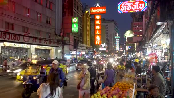 BANGKOK, TAILÂNDIA - 21 de dezembro de 2017: China cidade noite iluminado chinês Inglês sinais na rua perto de distante, com movimentadas pessoas de trânsito — Vídeo de Stock
