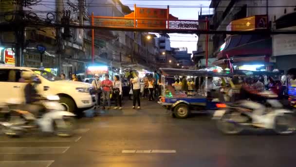 Бангкок, Таїланд - 21 грудня 2017: Китай місто ніч лит китайські англійські знаки на вулиці поблизу до далеких з зайнятий рухомих руху людей — стокове відео