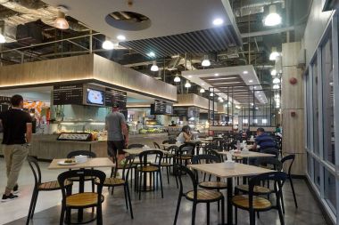 Bangkok, Tayland-Aralık 13, 2017: yemek sahası Tesco Lotus Samui modern iç.