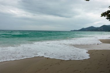 Dalgalar deniz ve kum plaj Chaweng beach, Koh Samui