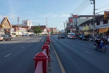 Hua Hin, Tayland - 8 Aralık 2017: Karayolu trafik Hua Hin.