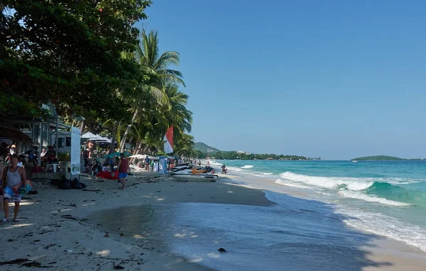 Bangkok, thailand - 13. Dezember 2017: meereswellen und sandstrand von chaweng beach, koh samui — Stockfoto