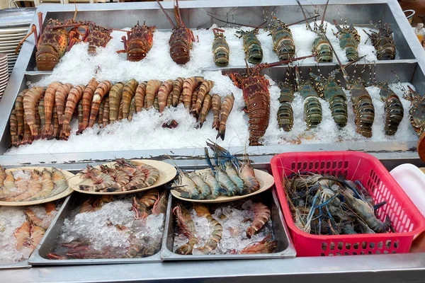 Diferentes tipos de frutos do mar forrados em gelo — Fotografia de Stock