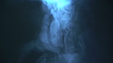 Siyah bir arka plan üzerinde havada duman güzel hareket.