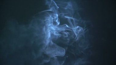 Siyah bir arka plan üzerinde havada duman güzel hareket.