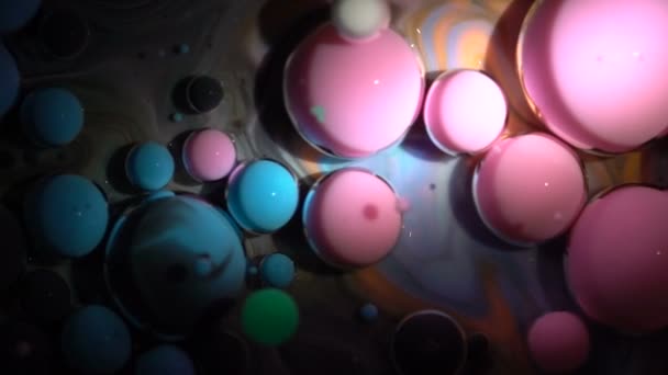 Schöne Kombination aus Farbe und Tinte in Milch und Öl. — Stockvideo