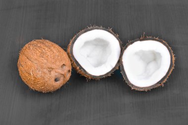 Beyaz arka planda hindistan cevizi