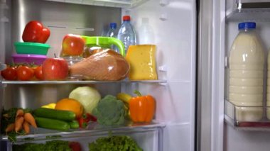 Kadın bir elma ya da et alır