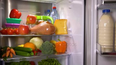 Kadın bir elma ya da et alır.