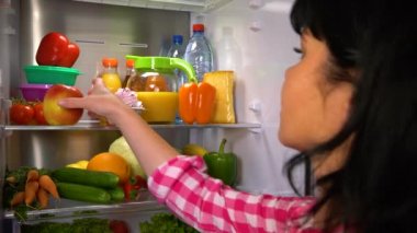 Kadın bir pasta seçer