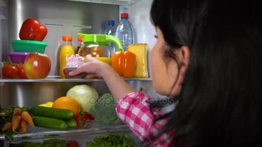 Kadın bir elma alır