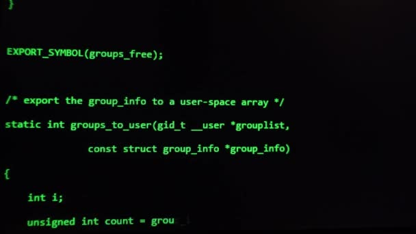 Grüner Computercode auf einem Monitor — Stockvideo
