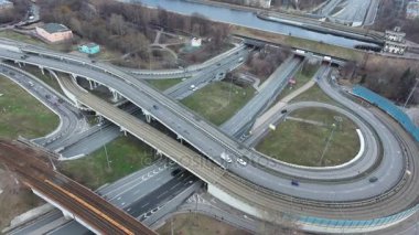 Uçuş yol Kavşağı'nda büyük şehir üzerinde