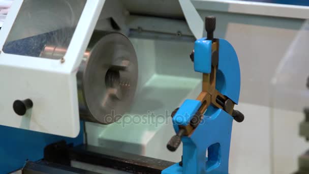 CNC milling machine. Lathe turning lathe. — Stock Video