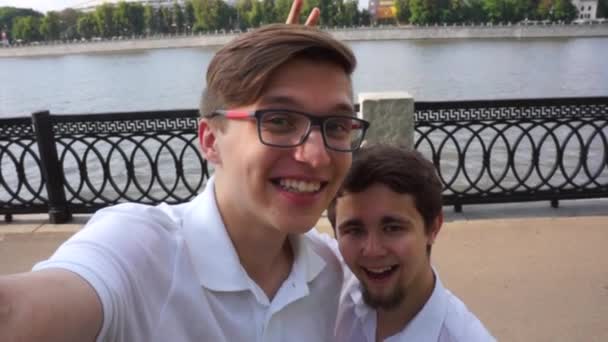 Jonge Jongens Zijn Glimlachend Camera Mannen Maken Selfie Poseren Voor — Stockvideo