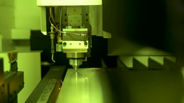 Cnc. Taglio laser del metallo. Scintille . — Video Stock