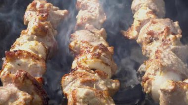 Açık havada Barbekü. Izgara et hazırlanması.