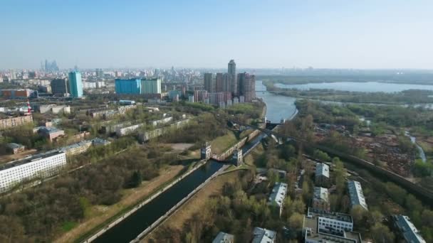 Survol de la ville. River. Vue de l'oeil d'oiseau .