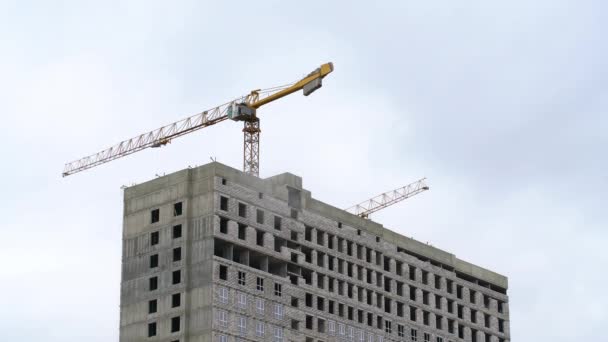 Construction Crane Transports Cargo Construction Multi Storey Building — Stock Video