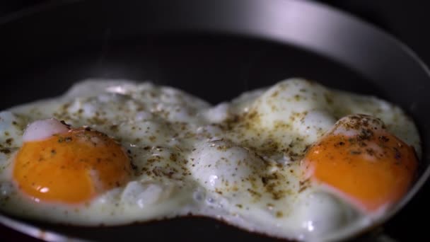 Faire Frire Les Œufs Dans Une Poêle Petit Déjeuner Assaisonnement — Video