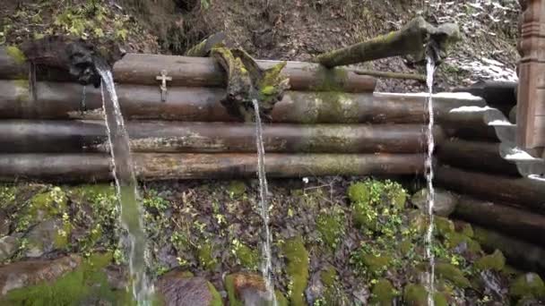 Schieten Een Waterval Het Bos Reserve Park Religie Christendom Kruis — Stockvideo